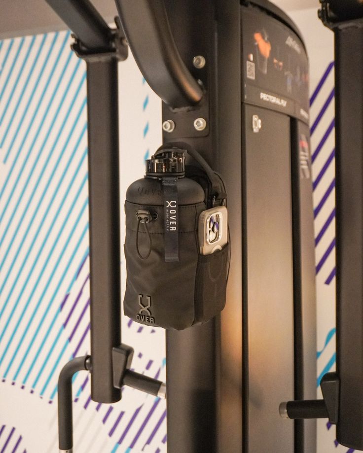 Luxury Magnetic Gym Bottle Holder Bag for Men & Women – Neoprene Fitness Storage Pouch with Strong Magnetic Grip for Gym, Running & Cycling Essentials